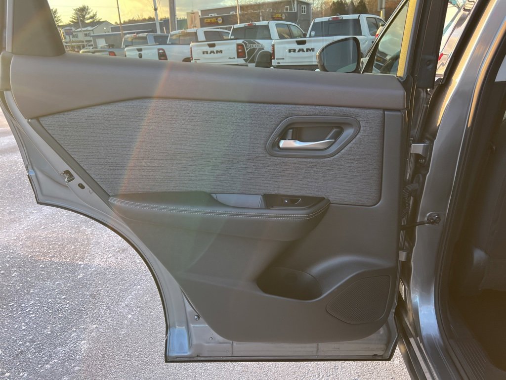 Used 2021 Nissan Rogue SV image 15