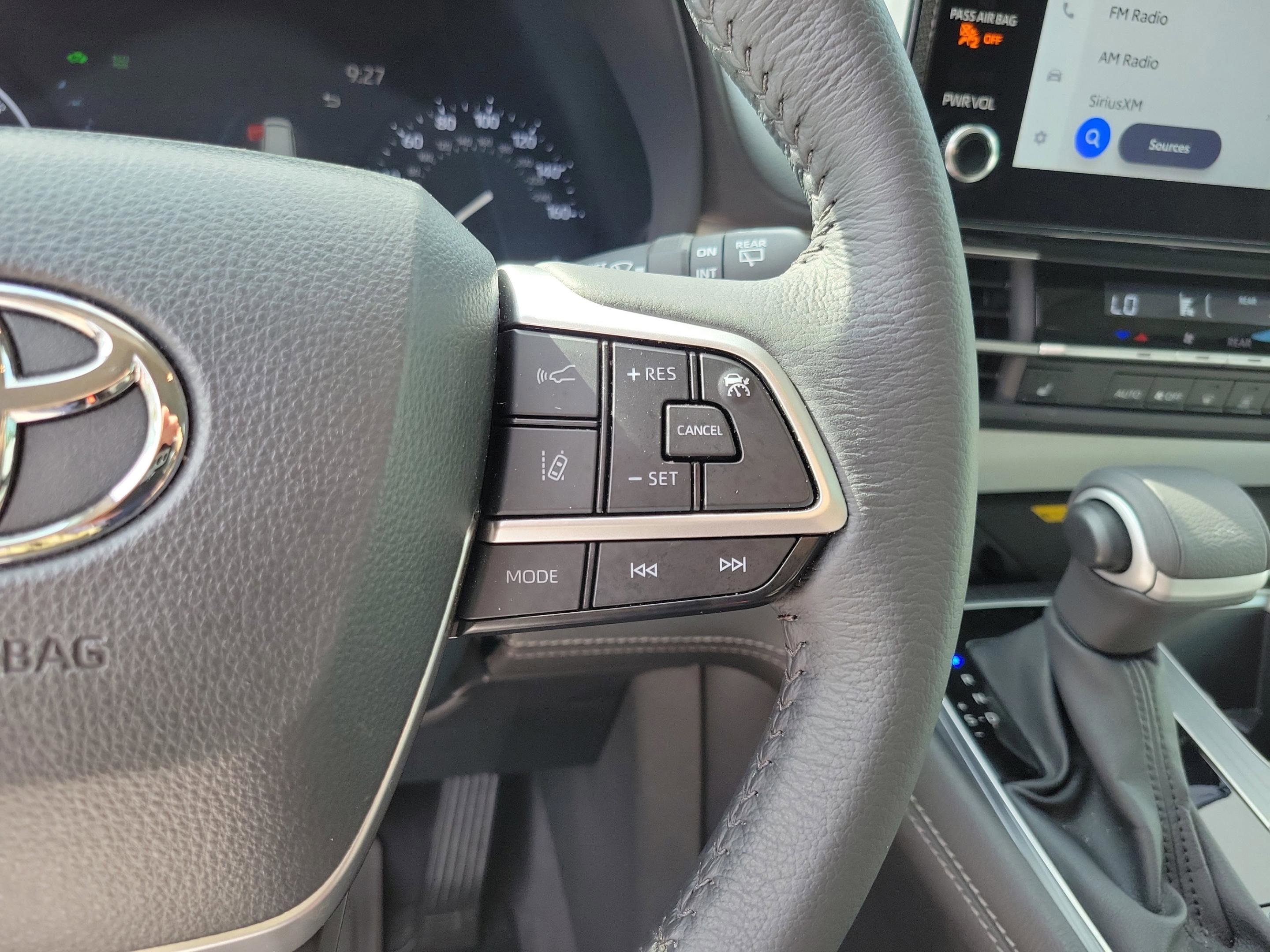 Certified 2025 Toyota Sienna XLE FWD image 25