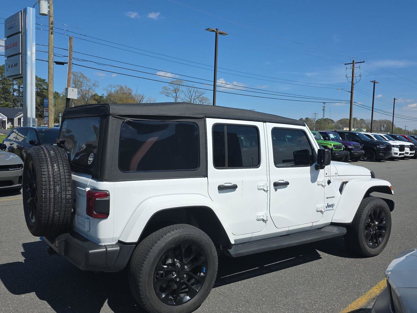 Used 2023 Jeep Wrangler Unlimited Sahara w/ Cold Weather Group AWD/4WD image 17