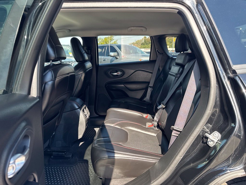 Used 2019 Jeep Cherokee Trailhawk AWD/4WD image 25
