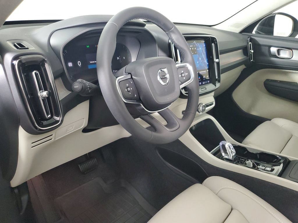 Used 2025 Volvo XC40 B5 Plus AWD/4WD image 26