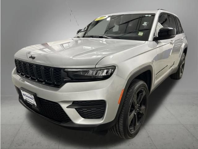Used 2025 Jeep Grand Cherokee Altitude