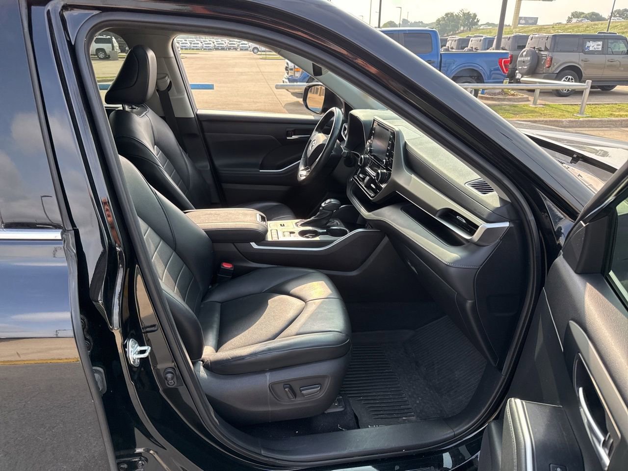 Used 2021 Toyota Highlander XLE FWD image 14