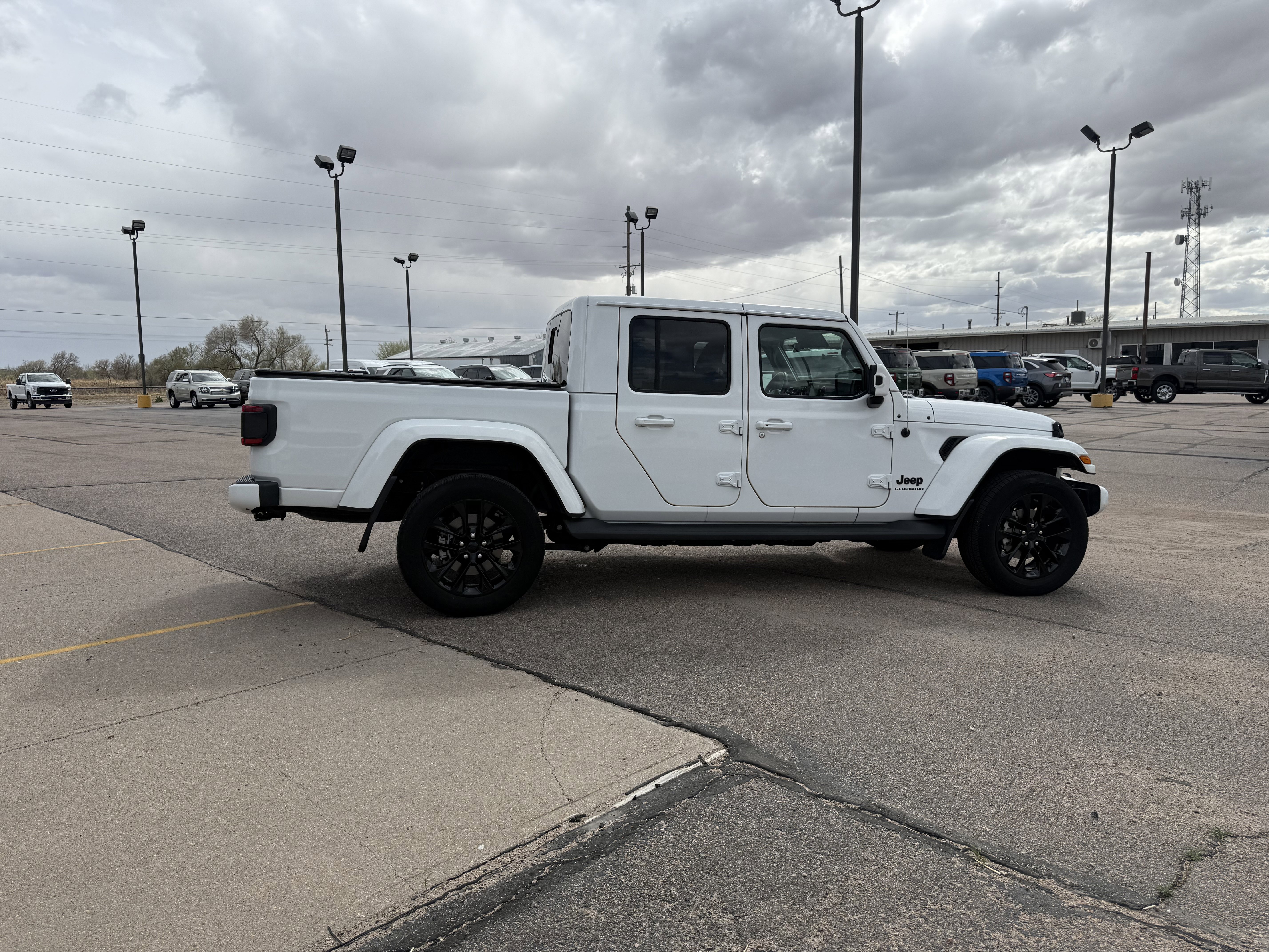 Used 2021 Jeep Gladiator Overland AWD/4WD image 6