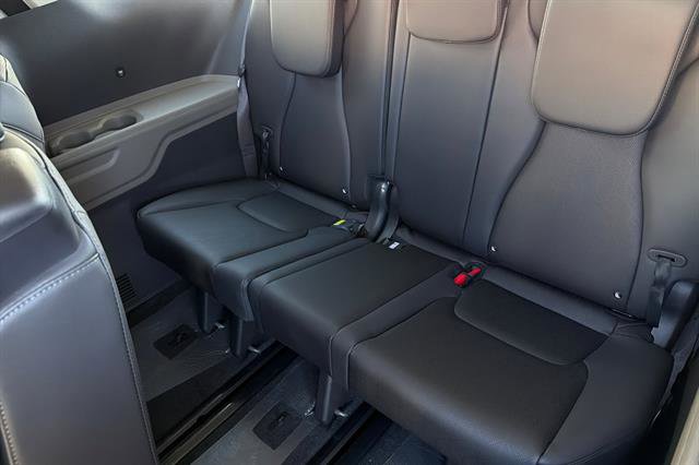 New 2026 Kia Carnival FWD image 17