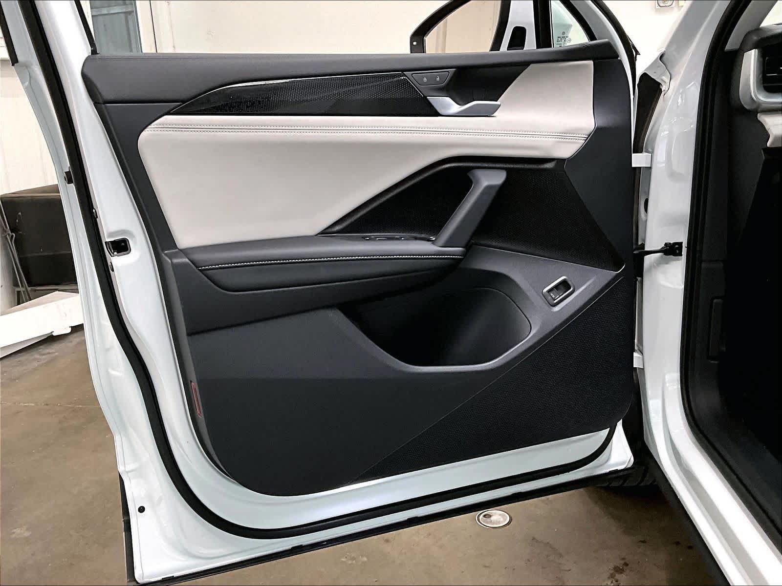 Certified 2025 Volkswagen Tiguan SE FWD image 25