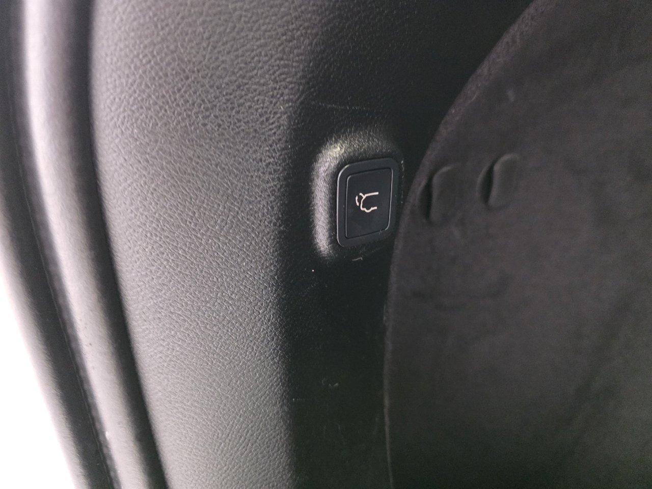 Used 2019 Jeep Cherokee Overland w/ Technology Group image 36