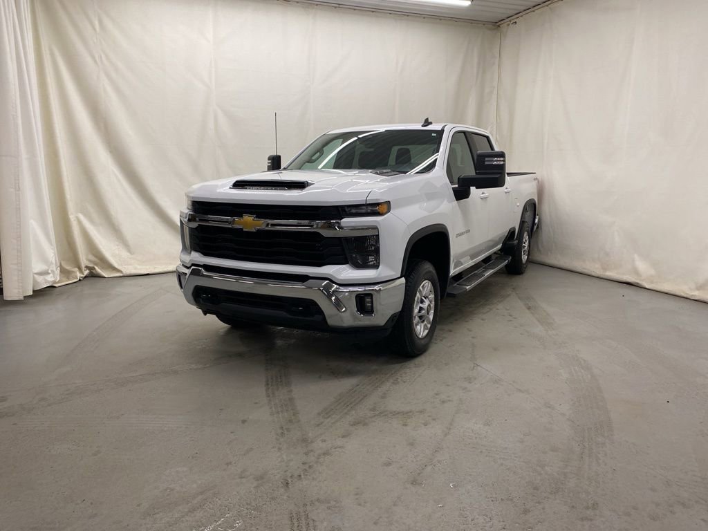 Used 2025 Chevrolet Silverado 2500 LT w/ Convenience Package AWD/4WD image 2