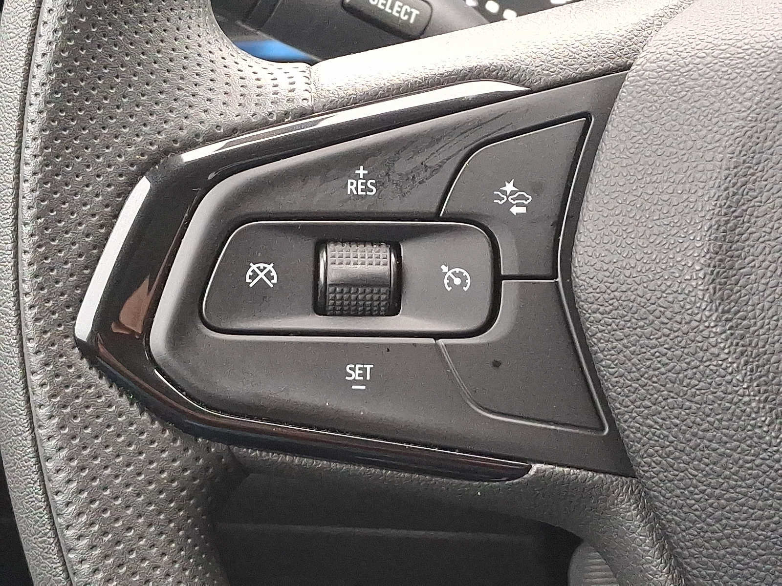 Used 2025 Chevrolet Trax LS w/ LS Convenience Package FWD image 21
