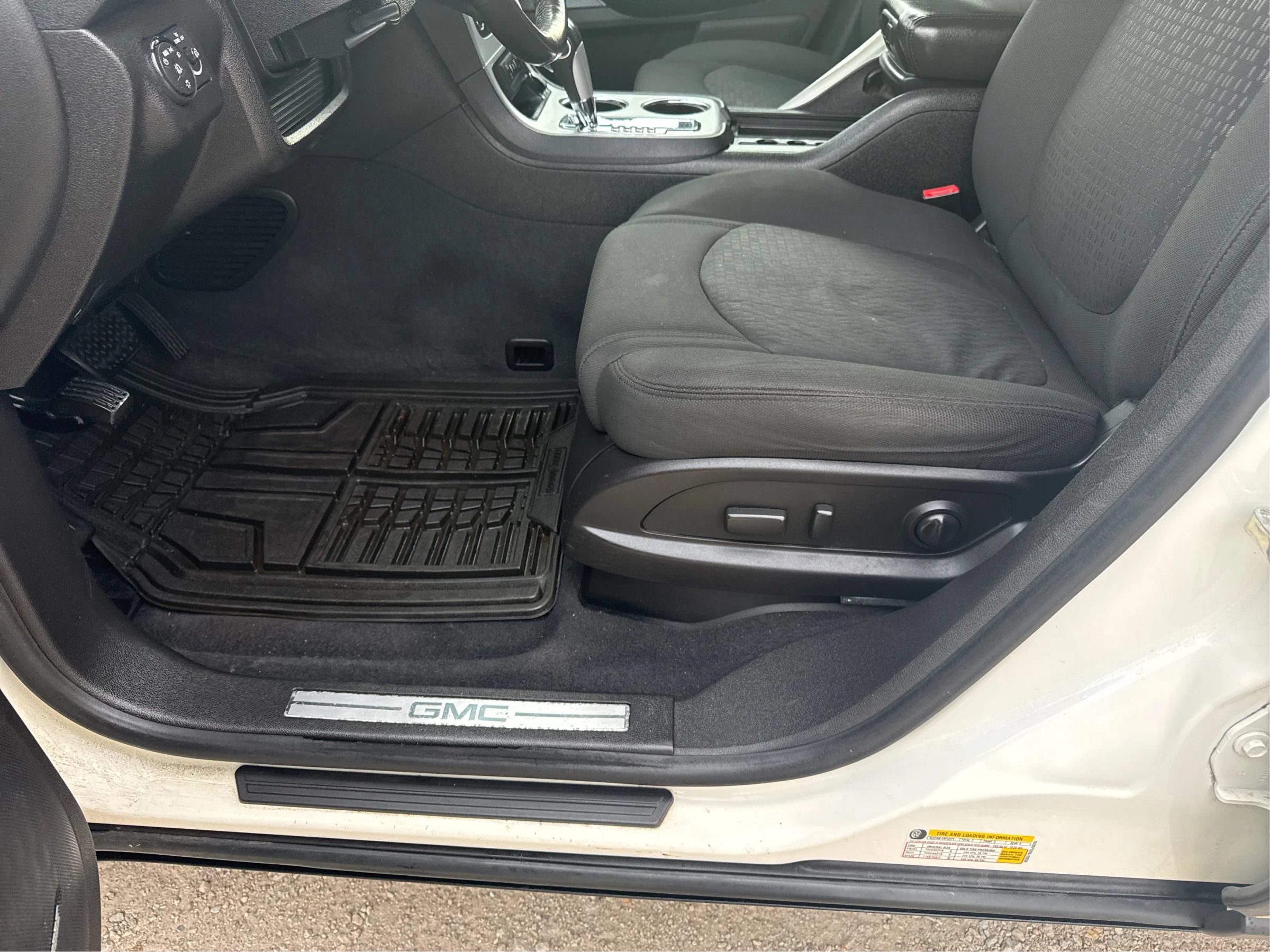 Used 2011 GMC Acadia SLE FWD image 10