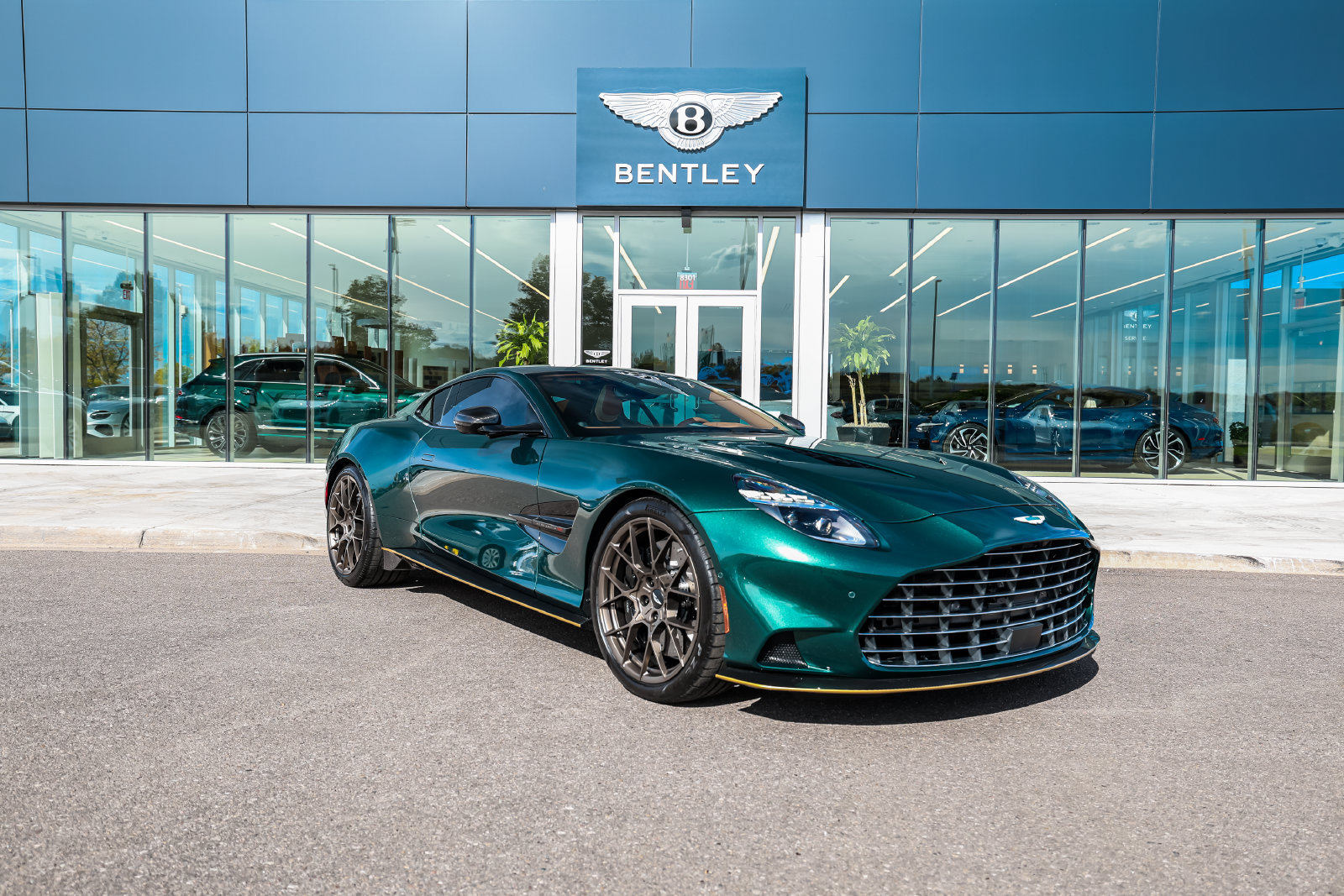 Used 2025 Aston Martin Vanquish RWD image 18