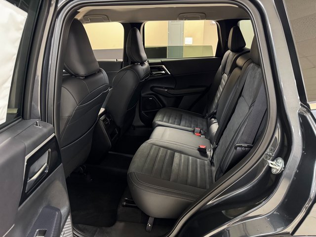 New 2025 Mitsubishi Outlander SE image 21