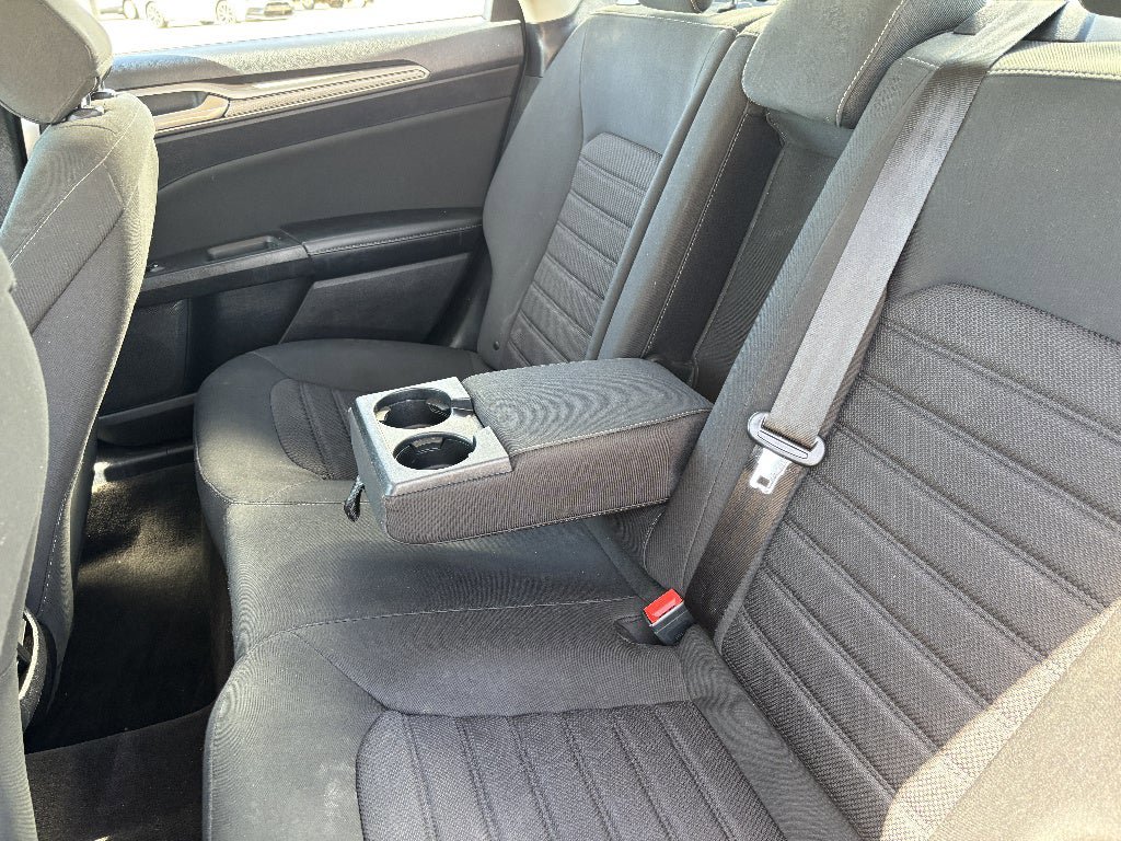 Used 2020 Ford Fusion SE FWD image 14