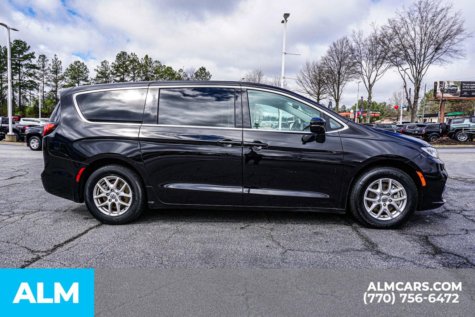 Used 2024 Chrysler Pacifica Touring-L image 11