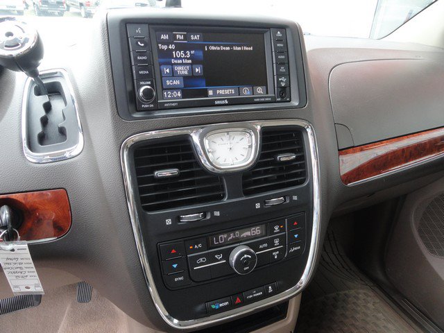 Used 2016 Chrysler Town & Country Touring FWD image 15
