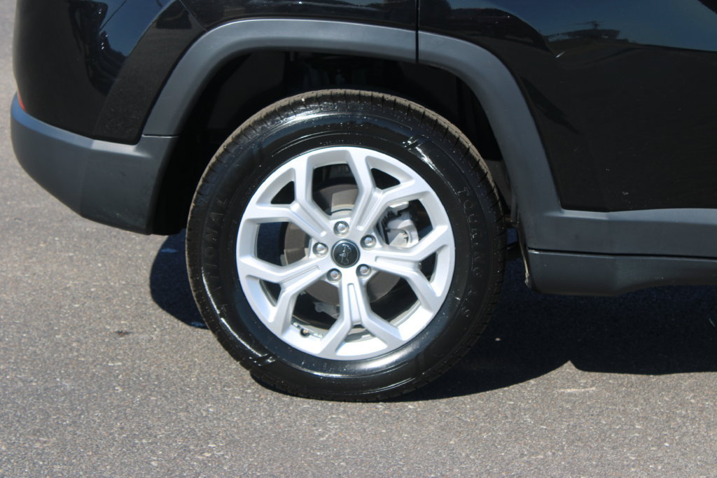 Used 2025 Jeep Compass Latitude AWD/4WD image 13
