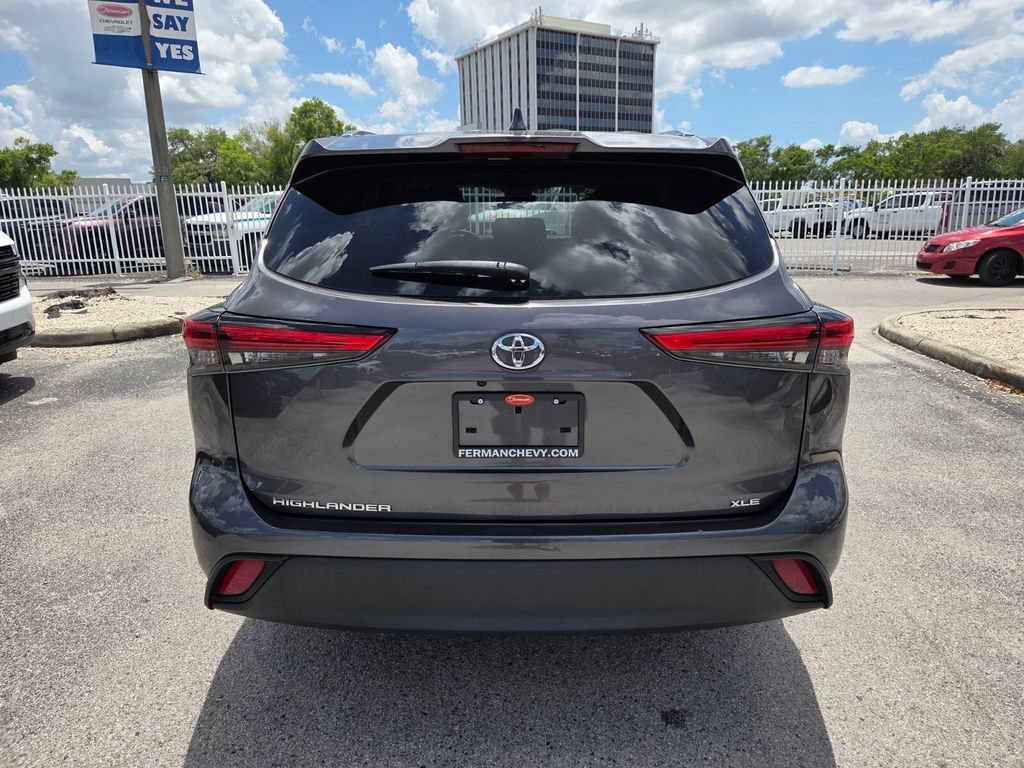 Used 2021 Toyota Highlander XLE FWD image 13