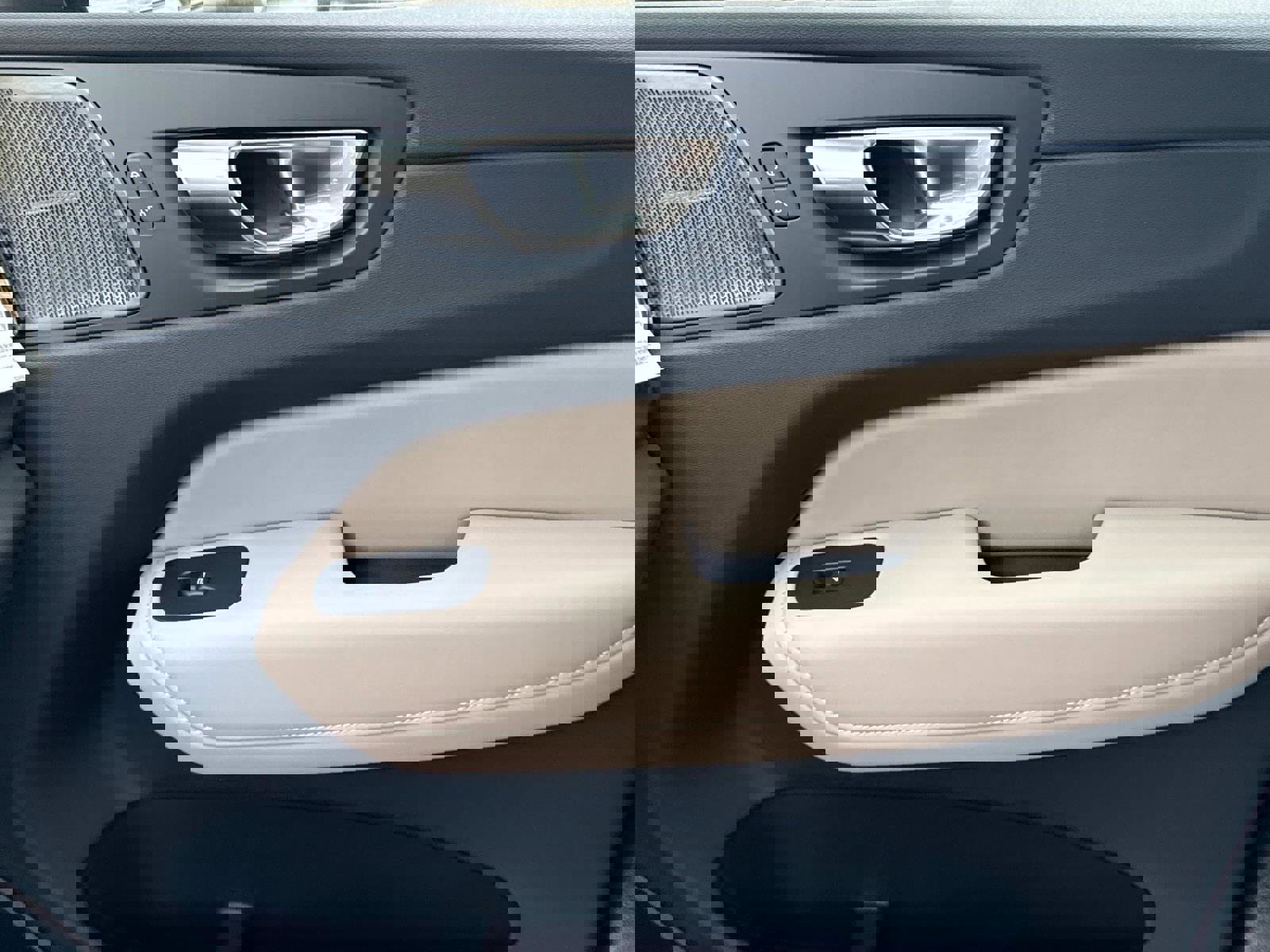 New 2026 Volvo XC60 B5 Plus w/ Climate Package image 21