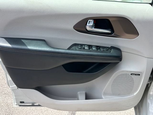Used 2019 Chrysler Pacifica Touring-L Plus w/ Advanced Safetytec Group FWD image 22