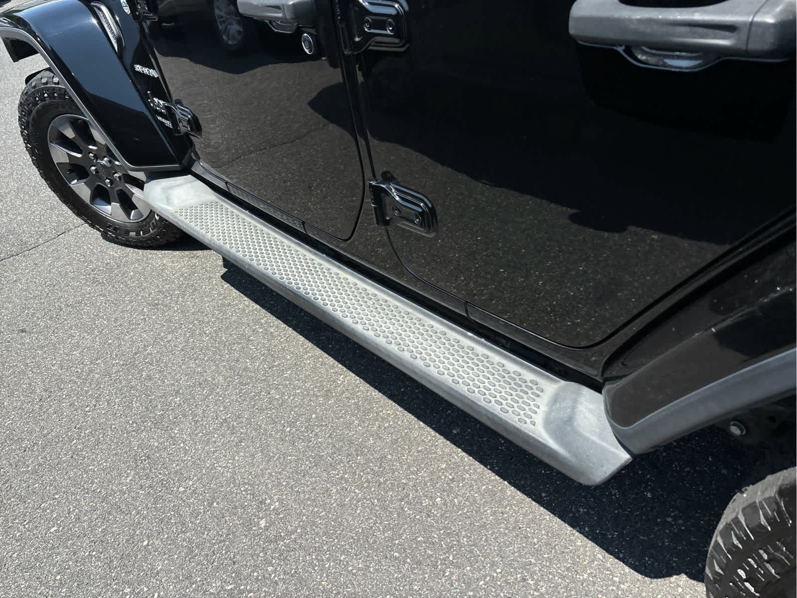 Used 2018 Jeep Wrangler Unlimited Sahara AWD/4WD image 8