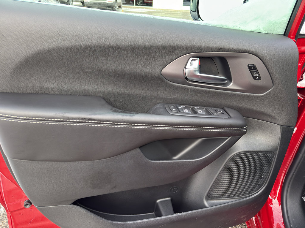 New 2026 Chrysler Pacifica Select image 13