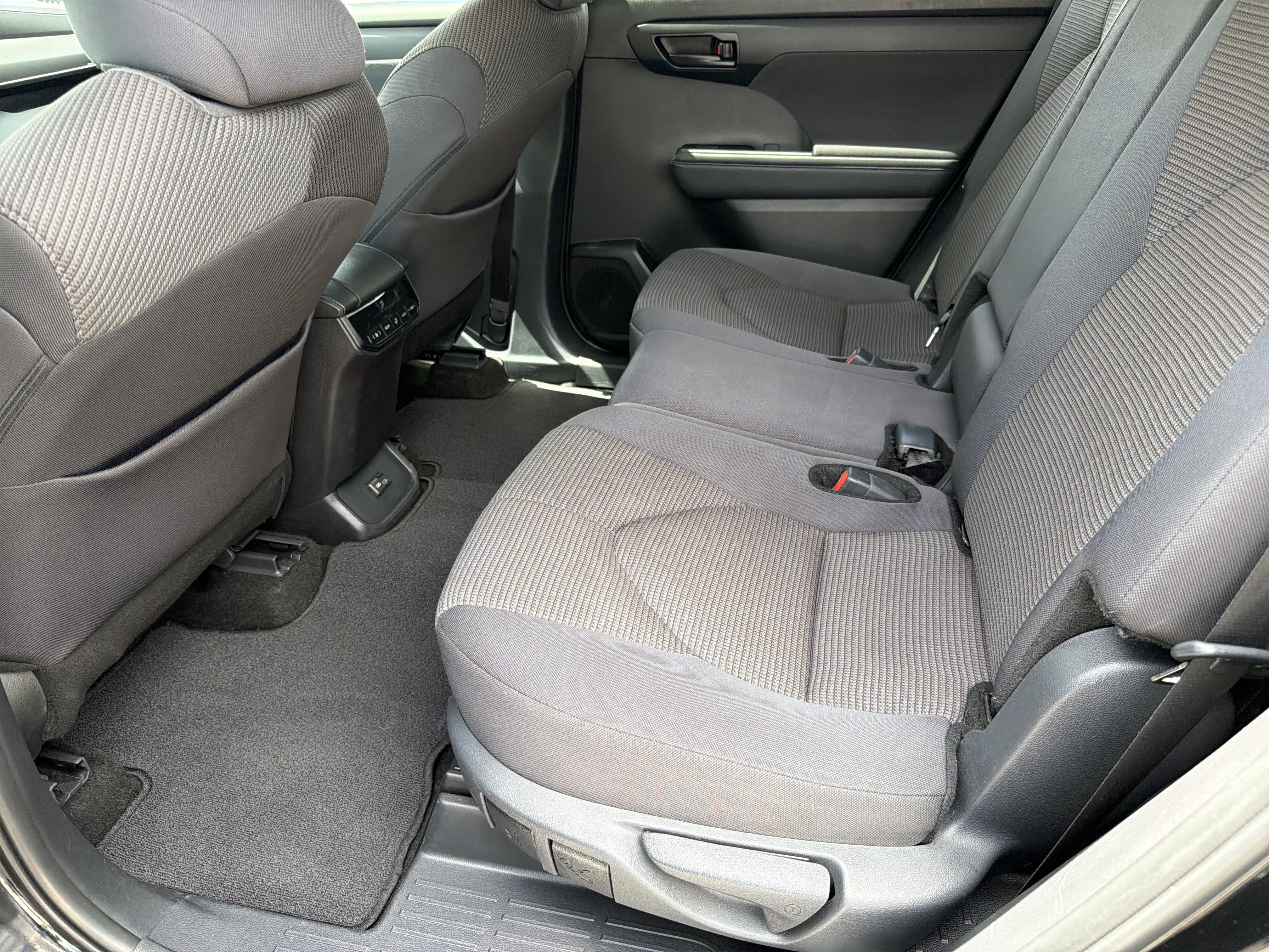 Certified 2025 Toyota Highlander LE FWD image 30