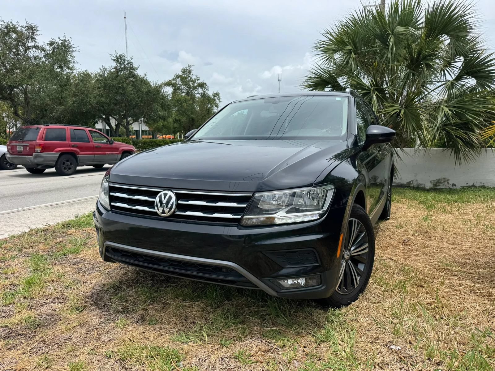 Used 2018 Volkswagen Tiguan SEL FWD image 1