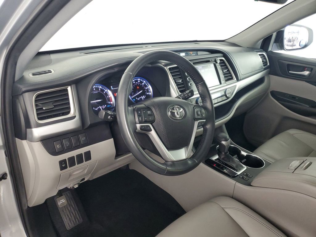 Used 2019 Toyota Highlander XLE image 11