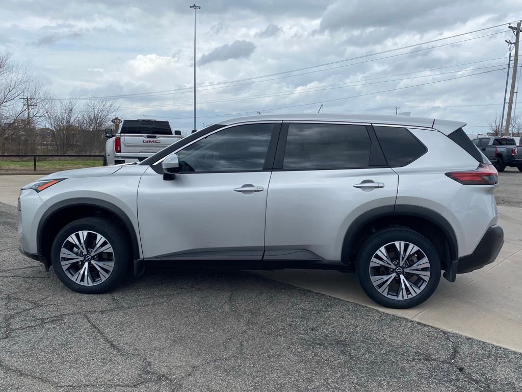 Used 2023 Nissan Rogue SV image 2