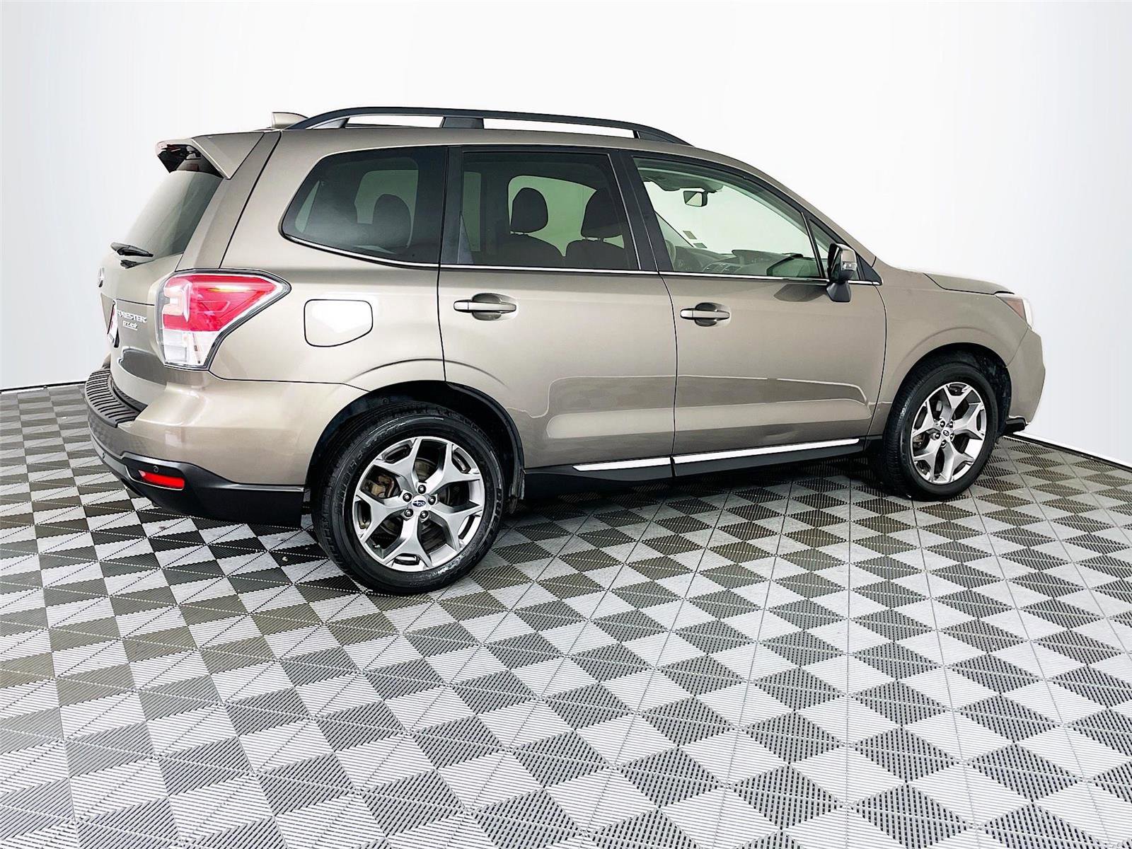 Used 2017 Subaru Forester 2.5i Touring AWD/4WD image 10
