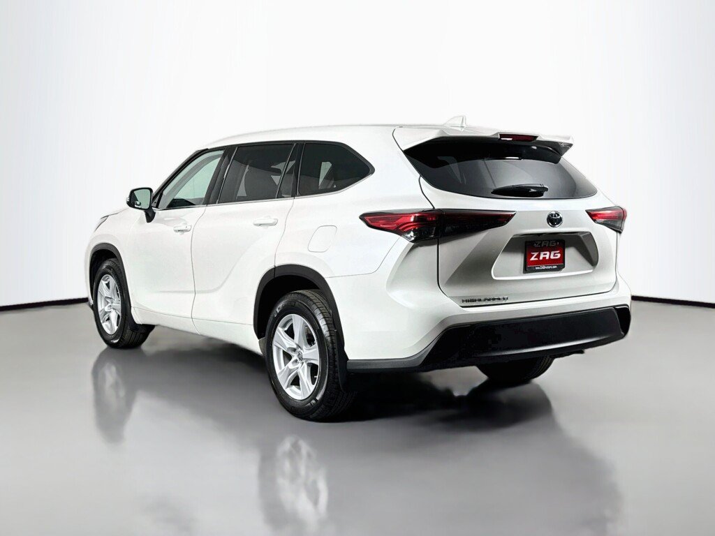 Used 2020 Toyota Highlander LE AWD/4WD image 3