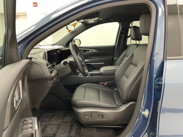 Used 2025 Chevrolet Traverse LT image 8