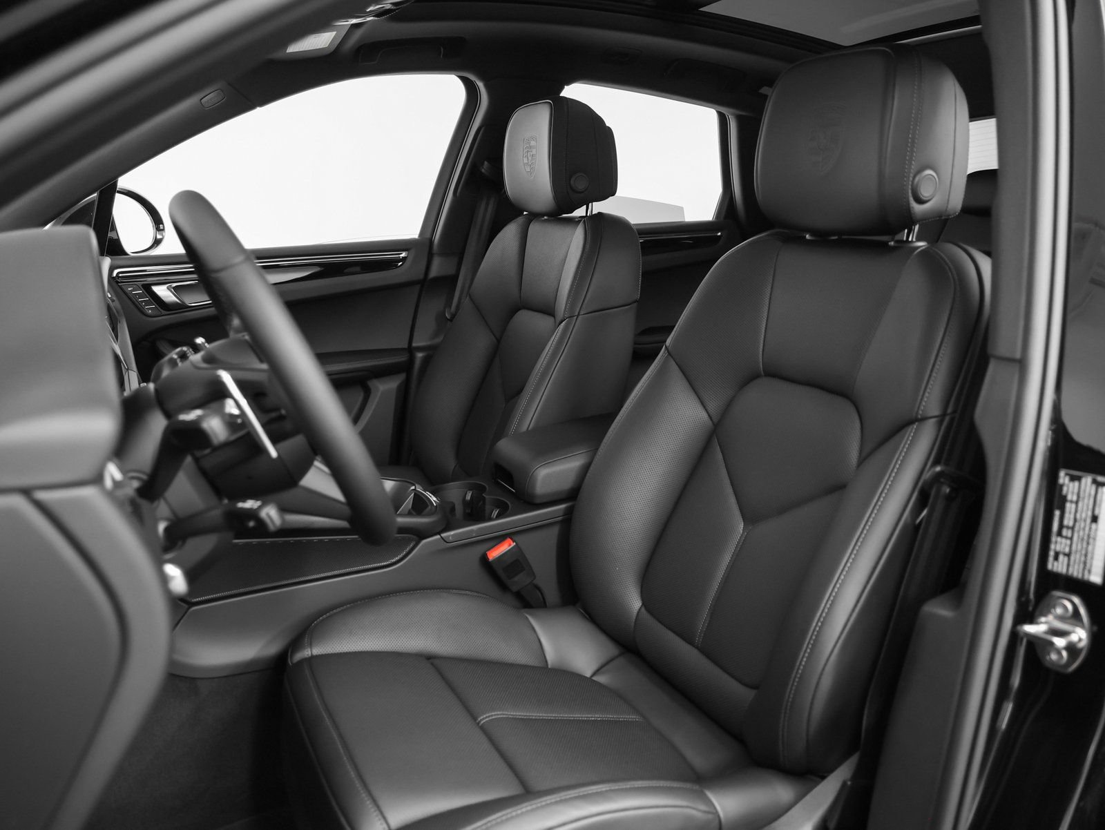 Certified 2025 Porsche Macan AWD/4WD image 5