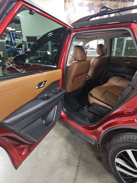 Used 2023 Nissan Pathfinder Platinum w/ Cargo Package AWD/4WD image 32