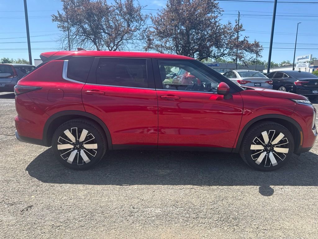 Used 2025 Mitsubishi Outlander SE FWD image 6
