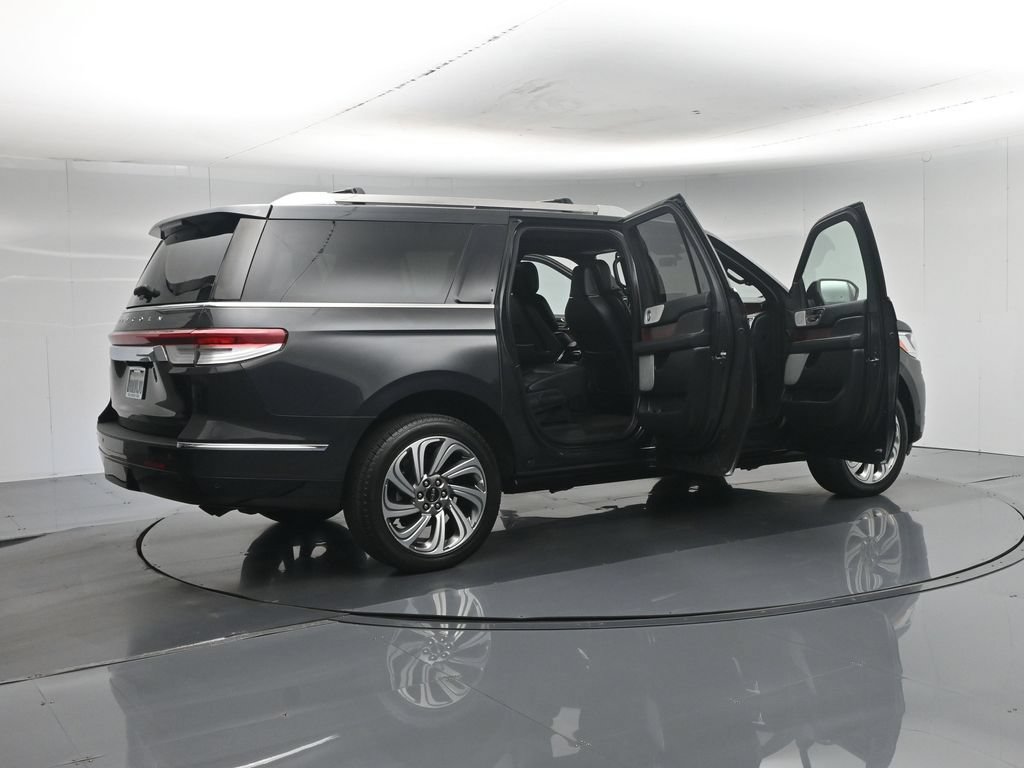 Used 2023 Lincoln Navigator L Reserve AWD/4WD image 5