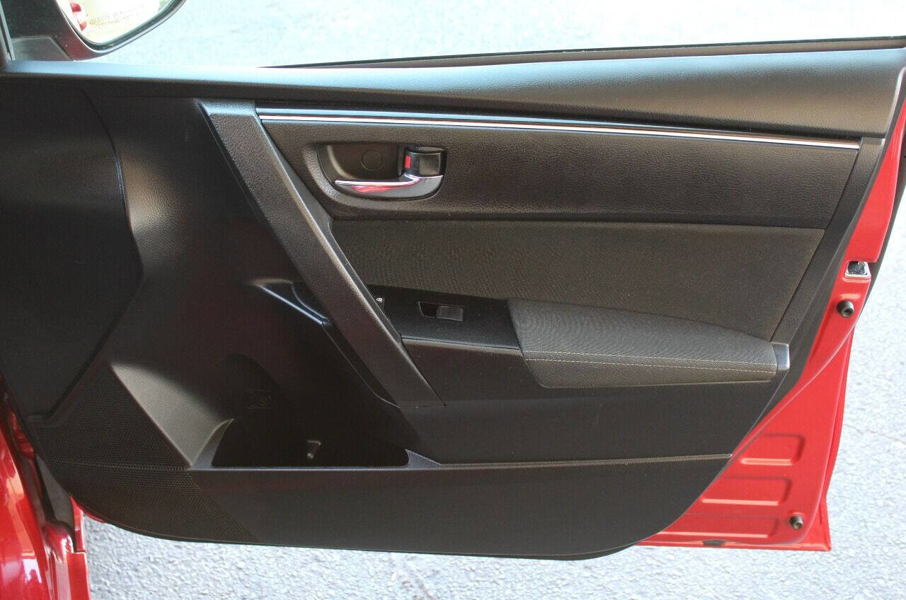 Used 2018 Toyota Corolla LE image 9