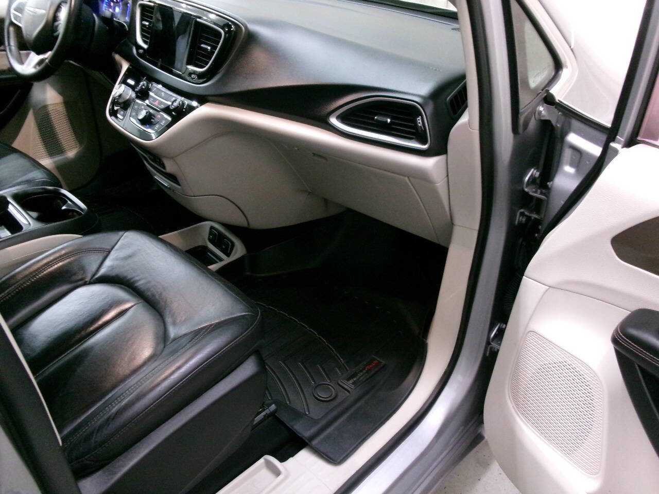 Used 2017 Chrysler Pacifica Touring-L image 21