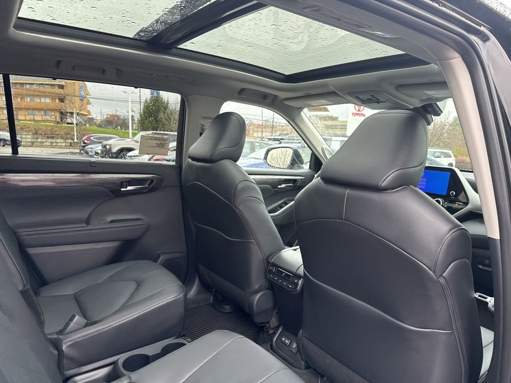 New 2026 Toyota Highlander Platinum image 10