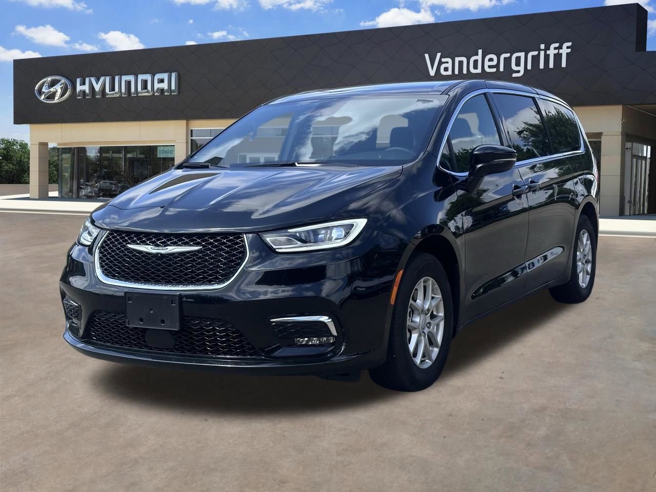 Used 2025 Chrysler Pacifica Select FWD image 2