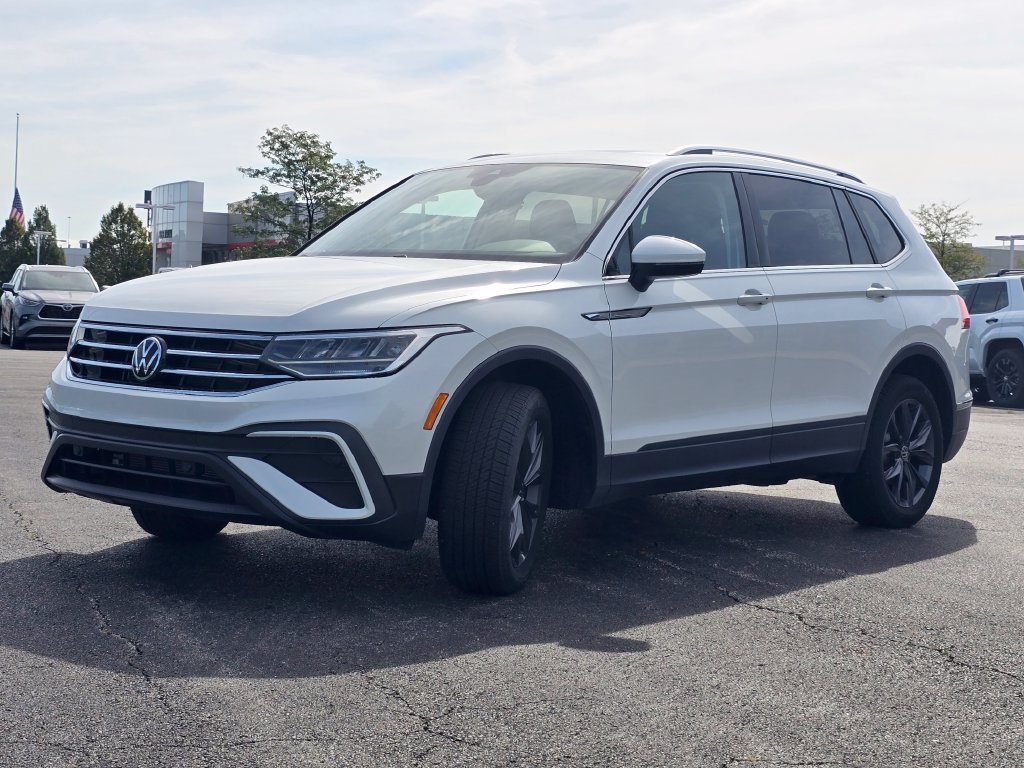 Used 2023 Volkswagen Tiguan SE w/ Panoramic Sunroof Package FWD image 12