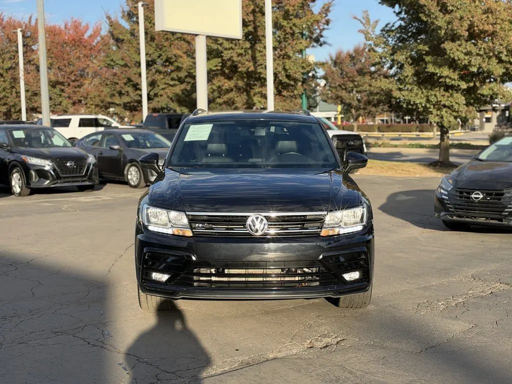 Used 2020 Volkswagen Tiguan SE R-Line AWD/4WD image 2