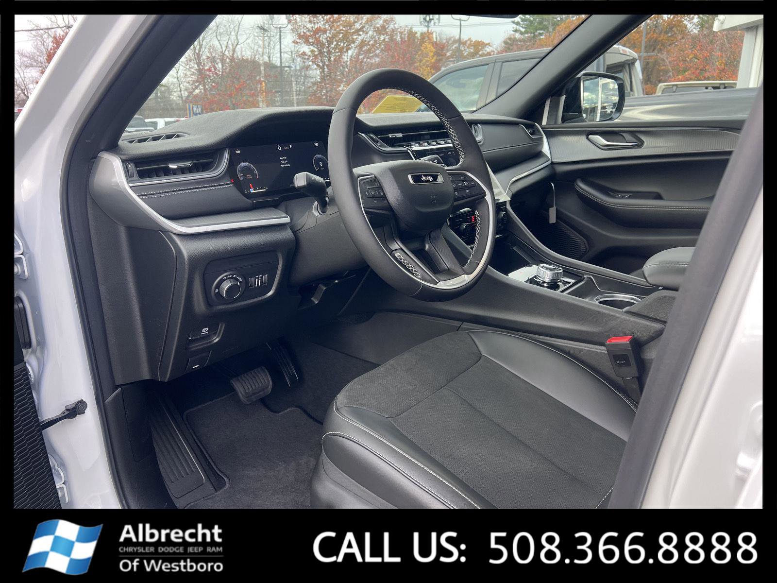 New 2025 Jeep Grand Cherokee Altitude image 9