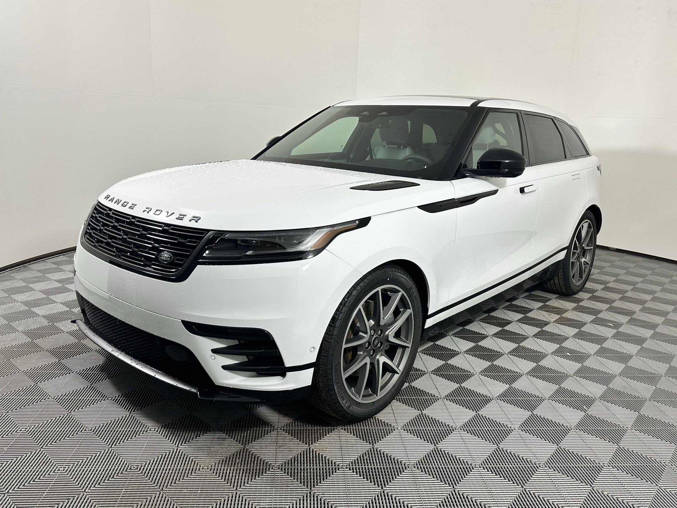 New 2026 Land Rover Range Rover Velar Dynamic SE image 1