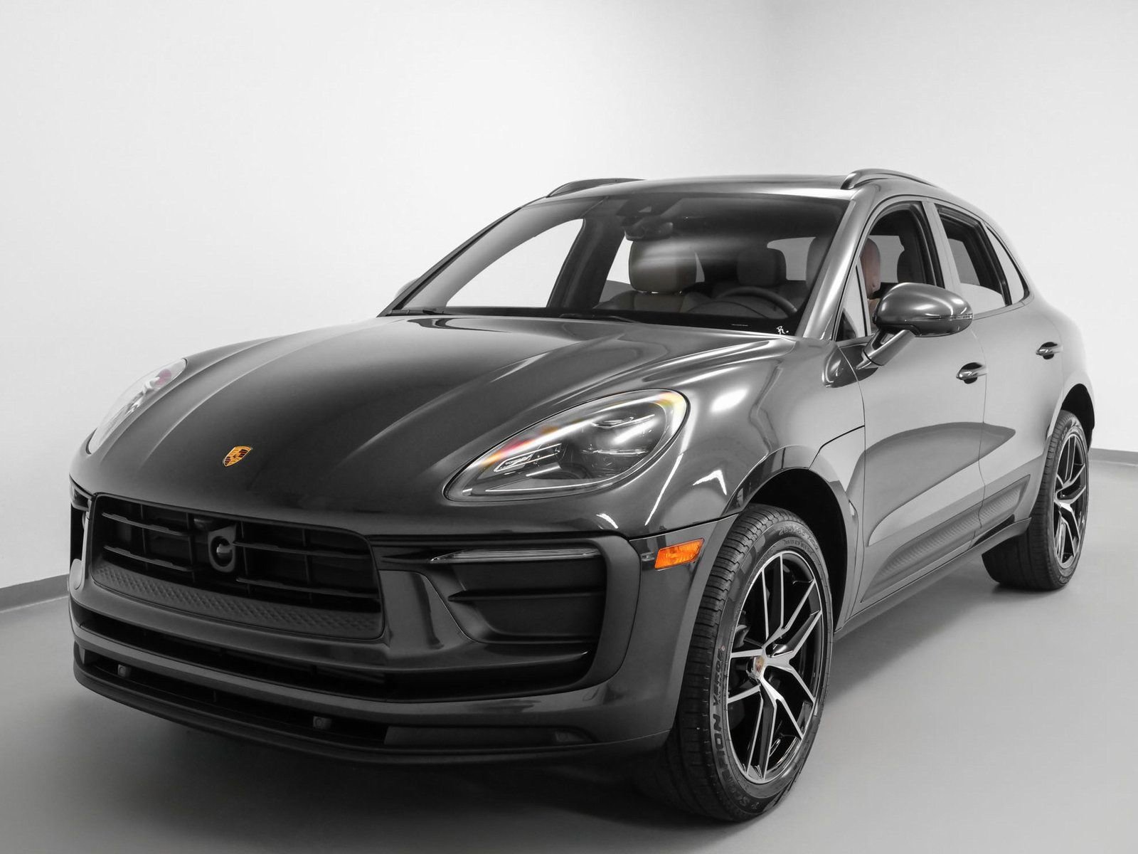 Certified 2025 Porsche Macan image 6