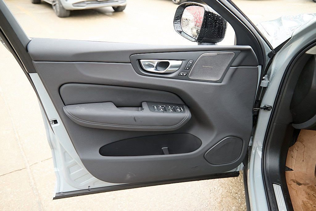 New 2026 Volvo XC60 B5 Ultra w/ Climate Package image 10