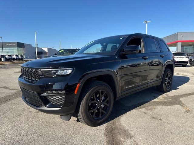 Used 2024 Jeep Grand Cherokee Altitude image 2