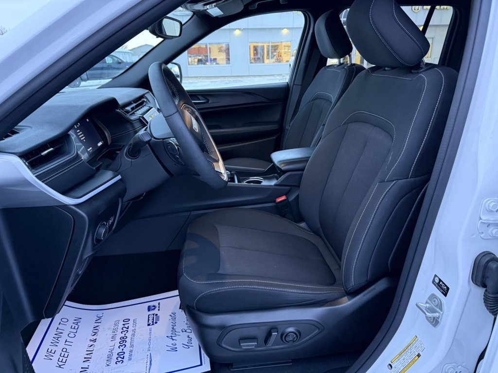 Used 2024 Jeep Grand Cherokee Laredo w/ Luxury Tech Group I image 11