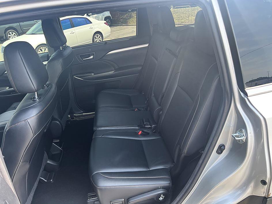 Used 2018 Toyota Highlander XLE FWD image 14
