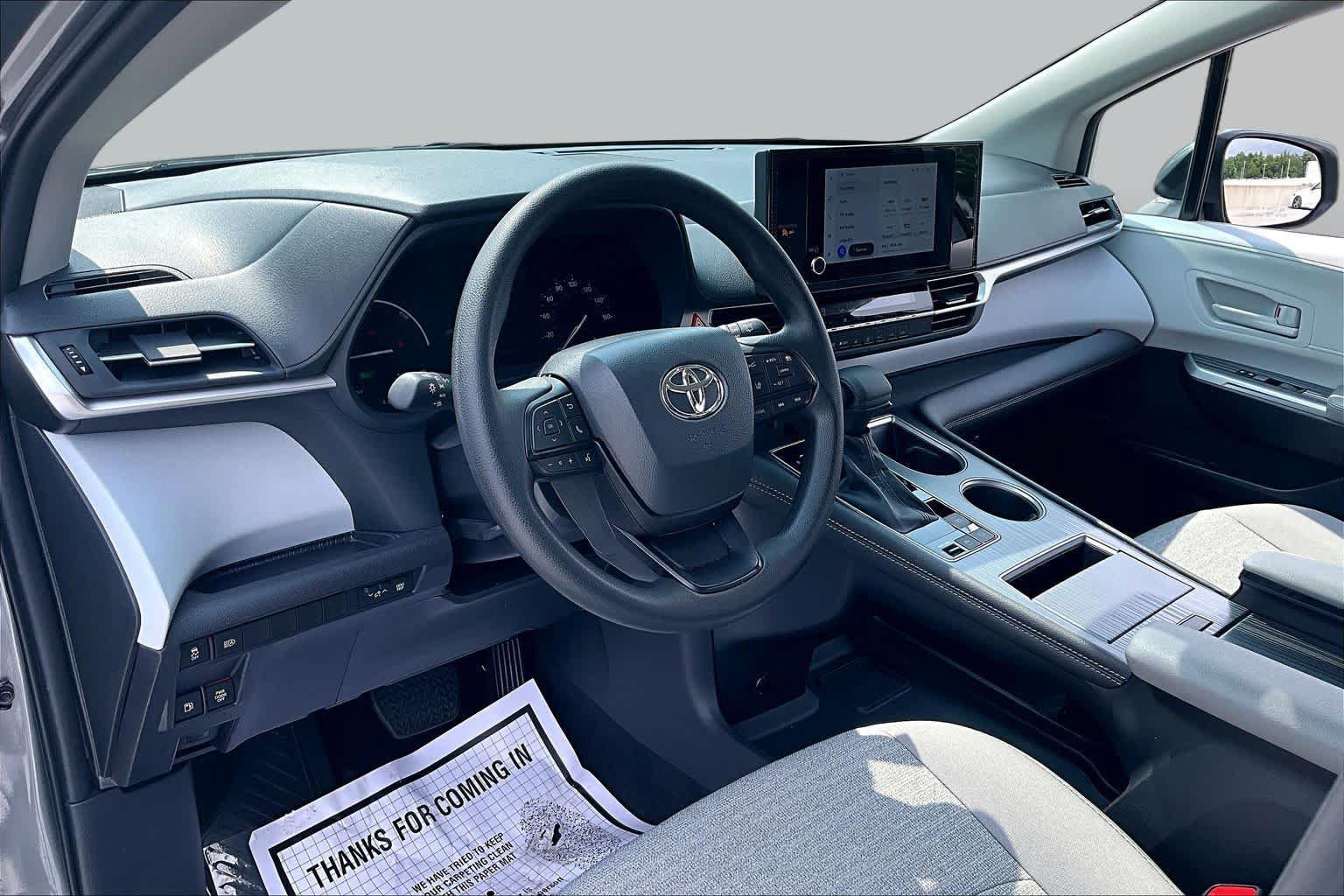 Used 2026 Toyota Sienna LE FWD image 17